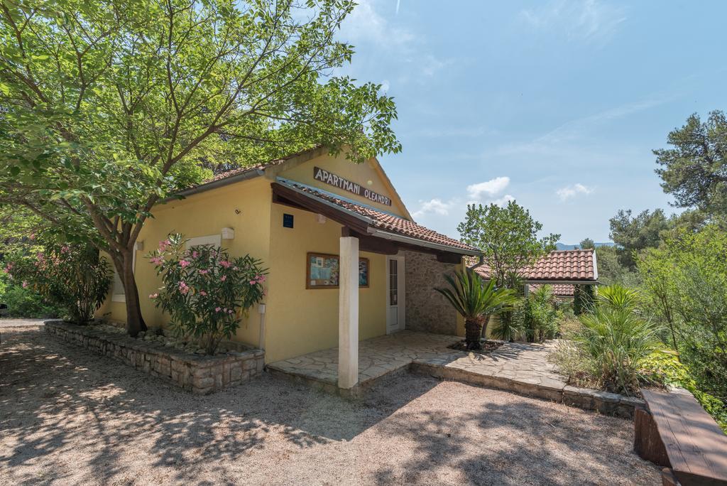 Villas Oleandri Vrboska Buitenkant foto